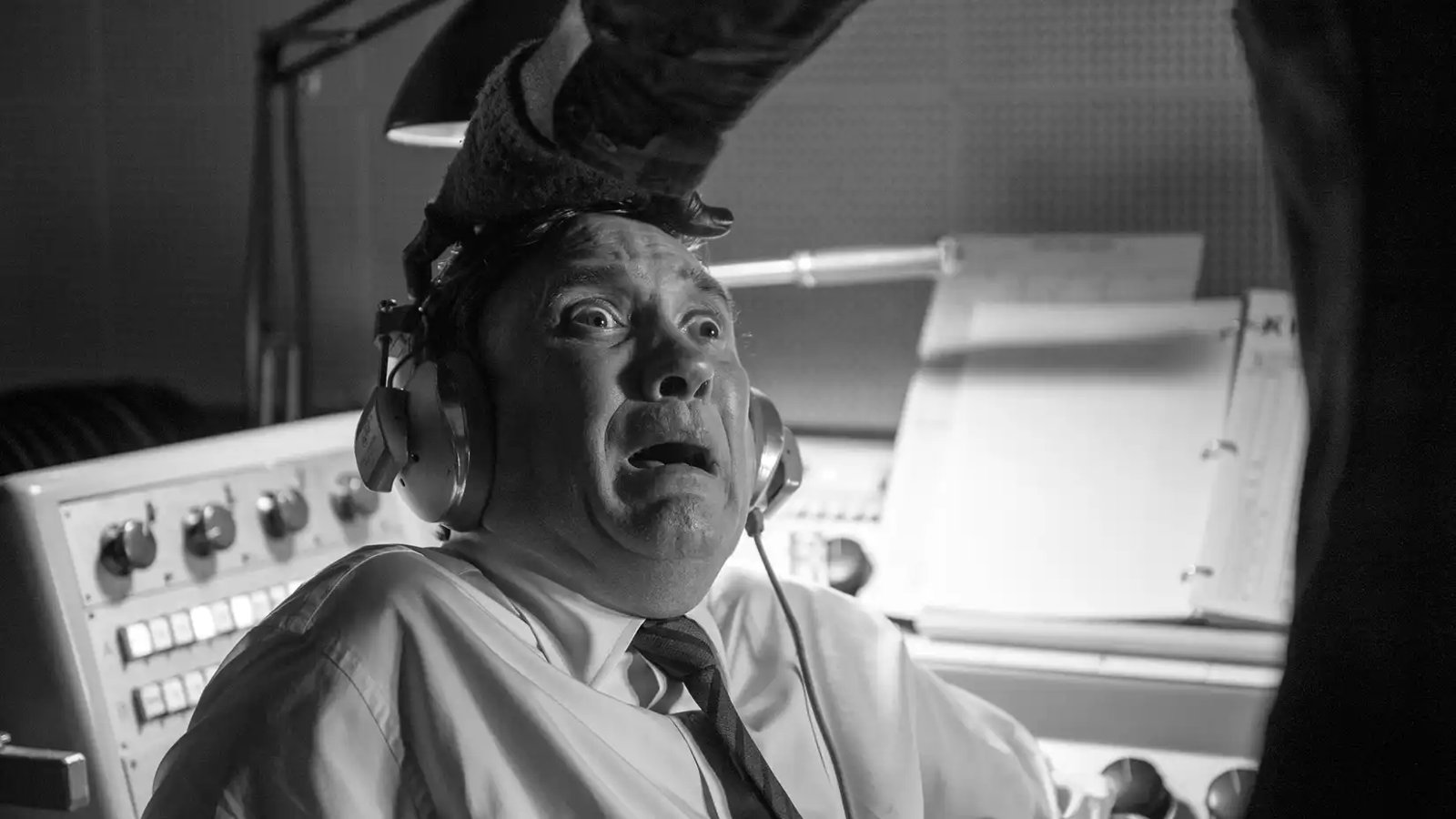 An operator is attacked at an atom bomb test in a flashback scene from Twin Peaks